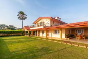 StayVistas V Square - Enjoy a pool and indoor games for a leisurely stay