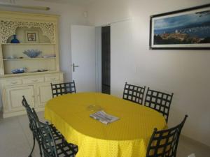 Villa de 250 m², climatisée, sur 2 niveaux au bord de leau - FR-1-100-243