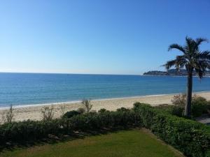 Villa de 250 m², climatisée, sur 2 niveaux au bord de leau - FR-1-100-243