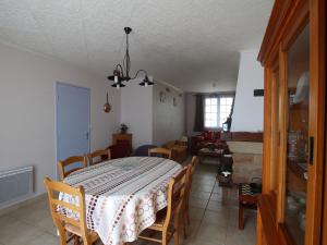 Maisons de vacances Gite Saint-Denis-du-Payre, 3 pieces, 4 personnes - FR-1-426-403 : photos des chambres