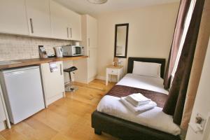 Central Studios Gloucester Road by RoomsBooked - Free Parking