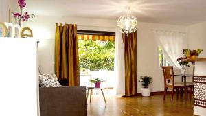 Apartamento con jardín y piscina B