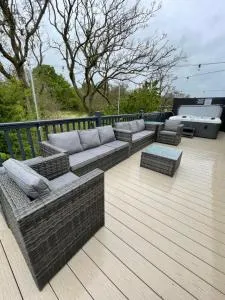 Boggy Creek - lodge with hot tub - Linden