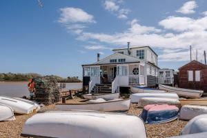 The Boathouse in Felixstowe Ferry - Stunning Waterfront Property