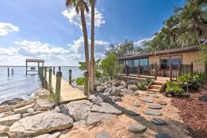 Riverfront Merritt Island Bungalow with Dock and Deck - 维耶拉