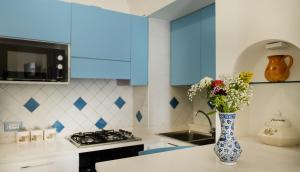 Libeccio - flat with terrace and sea view, perfect for up to 3 guests