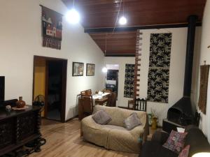 Lumiar linda vista das montanhas, com lareira, churrasqueira, wifi, Tv a cabo, casa ampla, arejada jardim pertinho do centro de Lumiar e de cachoeiras