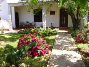 Apartments with a parking space Valbandon Fazana 2278