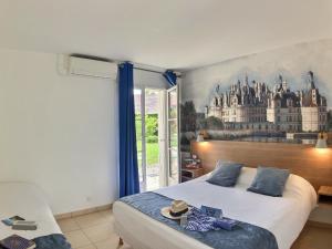 Hotels Logis Hotel du Chateau : Chambre Triple avec Climatisation et Terrasse - Non remboursable