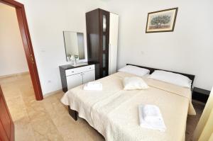 Comfort One-Bedroom Apartment with with Balcony and City View room in Apartment House Jerko