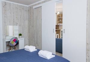 Sunny Blue One-Bedroom Flat with Balcony by Flat Mаnager