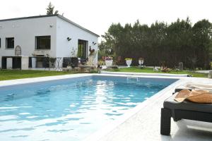 Maisons de vacances Le Galinie Chic'Art. Un bel Atelier avec Piscine : photos des chambres