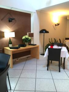 Hotels Hotel-Restaurant Le Calice Du Gevaudan - A75 : photos des chambres