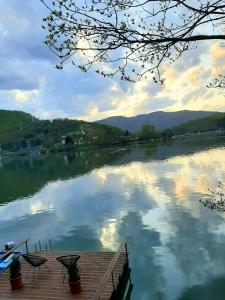 Kućica na Jezeru Ovčarsko-kablarska klisura Boat Access Only