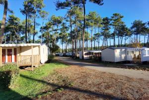 Maisons de vacances Bungalow de 2 chambres avec piscine partagee jardin amenage et wifi a Saint Julien en Born a 4 km de la plage : photos des chambres