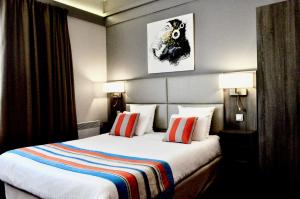 Hotels Kyriad Prestige Bordeaux Aeroport : Chambre Quadruple avec 1 Lit Double et 1 Canapé-Lit