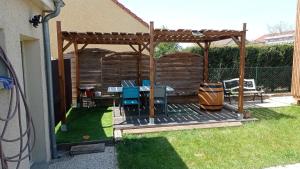 Maisons d'hotes le clos des genets : Chambre Double - Vue sur Piscine