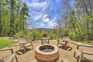Woodsy Mountain-View Getaway with Hot Tub! - Hogetown