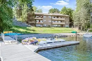 Driftwood Waterfront Gem - Vans Corner