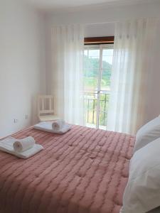 Lousãs Brown & White