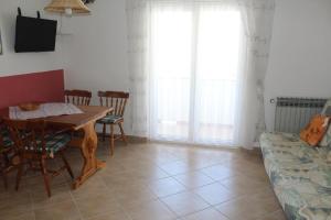 One-Bedroom Apartment with Terrace and Sea View room in Apartments with a parking space Rab - 14792