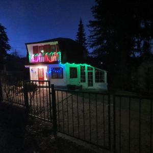 VillaRonda numai în intregime, max 5 persoane, min 4 zile, 130 mp bine incalziti, 3 dormitoare, sufragerie, bucatarie, veranda, terasa, curte cu parcare si grătar, ideala pentru lucru la distanta, insorita, discreta, zona linistita, usor accesibila