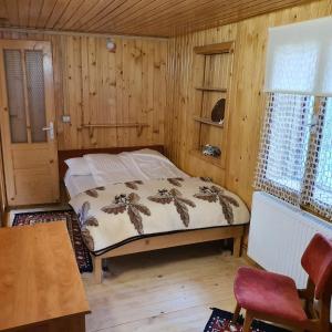 VillaRonda numai în intregime, max 5 persoane, min 4 zile, 130 mp bine incalziti, 3 dormitoare, sufragerie, bucatarie, veranda, terasa, curte cu parcare si grătar, ideala pentru lucru la distanta, insorita, discreta, zona linistita, usor accesibila