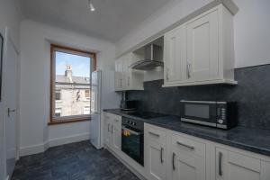Free Parking, West End 1 Bed Apt, Half Mile to Street yet Quiet, Fast WIFI, Ideal for Long Term Contractor, etc Stays, Fully Equipped Kitchen, Regular Housekeeping Option - See Our Dwellcome Home Ltd Site for Assurance