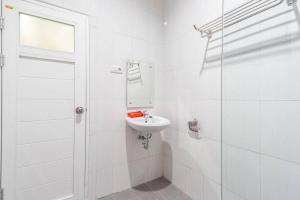 RedDoorz near RS Royal Prima Medan 2