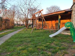 Maisons de vacances Gite Chateau-Gontier-sur-Mayenne, 3 pieces, 4 personnes - FR-1-600-2 : photos des chambres