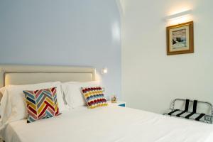 Grecale - stunning sea-view apartment with patio, up to 5 guests