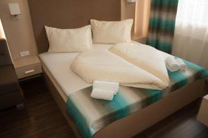 Double Room (2 Adults + 1 Child) room in Alpengasthof Tanzstatt