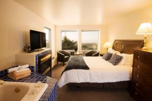 Queen Room with Ocean View Spa Bath- non pet friendly  room in The Seaside Oceanfront Inn