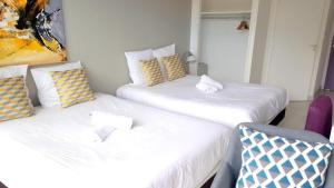 Hotels Hotel Sable Et Soleil - Port, Plage et spa : Chambre Quadruple avec Jacuzzi Privé
