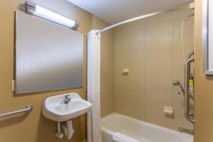One-Bedroom Queen Room with Mobility Accessible Tub - Non-Smoking room in Candlewood Suites South Bend Airport an IHG Hotel