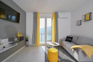 Apartment Noemi with a direct beach view