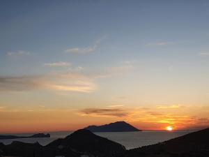 Vira Sunset House Milos Greece