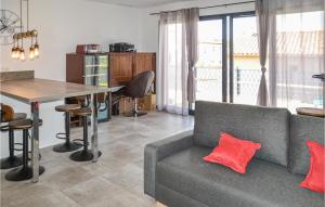 Maisons de vacances Awesome Home In Beaulieu With Outdoor Swimming Pool : photos des chambres