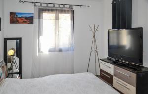 Maisons de vacances Awesome Home In Beaulieu With Outdoor Swimming Pool : photos des chambres