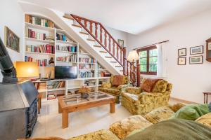 Sóller house close to the center, large flat orchard and pool.