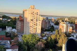 Confortable estudio con vista al Rio Parana.