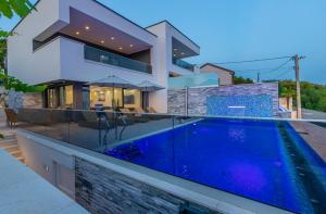 Luxury Villa Lorena with heated pool, jacuzzi,sauna and seaview