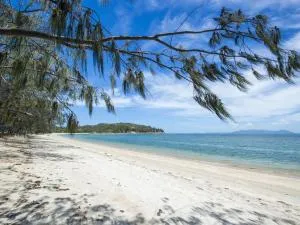 Azure on Geoffrey Bay - Arcadia