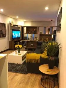 APARTAESTUDIO AMOBLADO,FURNISHED STUDIO APARTMENT WIFI gratuito - Caballería