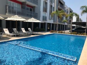 Departamento con BONITA VISTA , BALCÓN y ALBERCA !! en CERRITOS - 406 A -