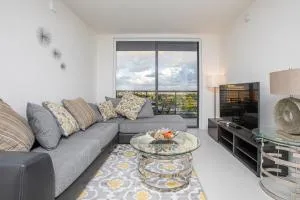 Luxury 2BD Apartment in Downtown Doral - دورال