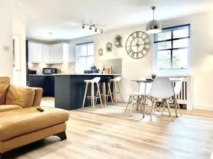 Stylish Central 2 Bedroom Apartment - Free Parking, Free WiFi - 奥克尼
