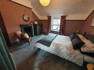Llangollen 1-Bed Cottage Sleeps 2 with Parking