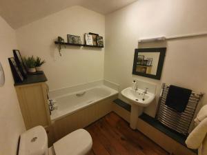 Llangollen 1-Bed Cottage Sleeps 2 with Parking