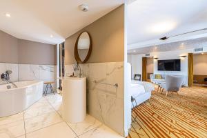 Hotels Hotel Le Saint Gelais : photos des chambres